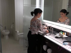 Amatoriale, Asiatica, Bagno, Latina, Piercing, Punto di vista pov, Pubblico, Bagnata