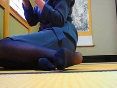 Relaxing in an Asian-style room with Mayumi Kanzaki and her nylon-clad soles
