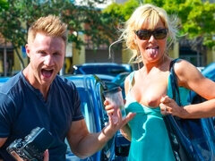 Isot tissit, Blondi, Pettää, Mekko, Korkokengät, Äiti jota haluaisin panna