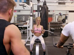 Blonde, Sucer une bite, En levrette, Gym, Hd, Seins naturels, Chevaucher, Tatouage