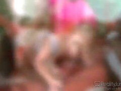 가슴이 큰, 다른 인종간의