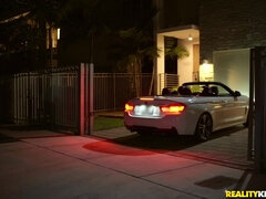 Πίπα, Μελαχροινή, Αυτοκίνητο, Σε στάση σκύλου στα τέσσερα, Χασκογελώντας, Εκτός, Πίρσινγκ, Χτύπημα