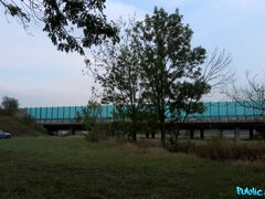 Culo, Mamada, Morena, Semen en la boca, Jeans, Al aire libre, Público, Tetas