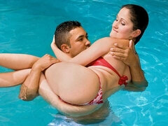 Stor stjärt, Stor kuk, Stora tuttar, Brunett, Doggystyle, Milf, Utomhus, Pool