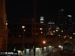 Velké péro, Kuřba, Brunetka, Dávení penisem, Péro, Dvojitá penetrace, Na obličej, Gangbang