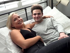 Blondine, Pik sutte, Hundestilling, Kysse, Slikning, Mor jeg gerne vil kneppe, Fisse, Bryster