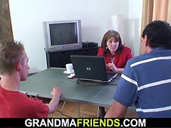 フェラチオ, 茶髪の, エロ熟女, イマラチオ, 熟年, 母, 義母, 三人