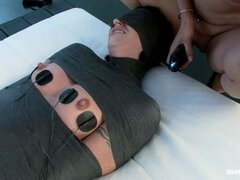 Anal, Brunette brune, Gode, Electricité, Face assise, Humiliation, Lesbienne, Chatte