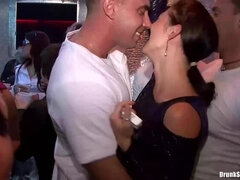 Μεγάλα βυζιά, Πίπα, Μελαχροινή, Γυαλιά, Δέρμα, Γλείψιμο, Ρουφώντας, Υγρό