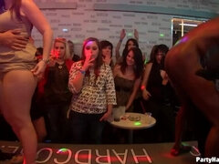 Enthousiasteling, Blond, Aangekleed, Dansen, Groep, Hardcore, Zoenen, Kousen