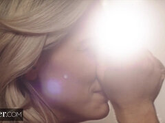 Stora tuttar, Blondin, Fingering, Kysser, Lesbisk, Fitta, Mager, Strippning