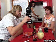 Moški z dvema ženskama, Zrela, Mama, Resničnost, Kričal, Koščena, Najstnice, Trojček