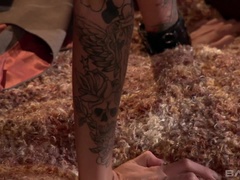 Brunett, Underkläder, Tatuering