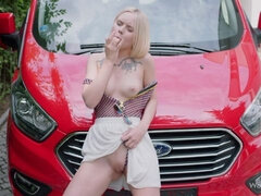 Blonde, Voiture, Béant, Masturbation, Seins naturels, Solo, Tatouage, Adolescente