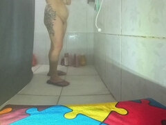 Λατίνα, Ντουζ, Μόνος, Τατουάζ