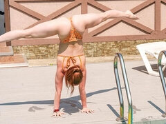 Gros cul, Bikini, Masturbation, De plein air, Piscine, Maigrichonne, Solo, Dénudage