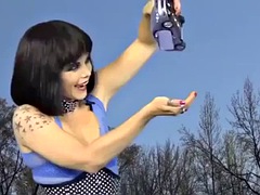 Brunetka, Auto, Z pohľadu účastníka