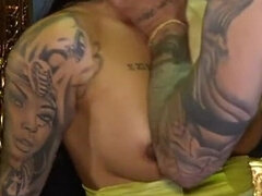 Salle de bains, Grosse bite, Gros seins, Sucer une bite, Éjaculer dans la bouche, Fille latino, Rugueux, Tatouage