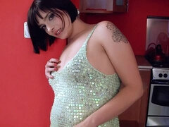 Tekintélyes didik, Fekete, Női, Természetes mellek, Lengyel, Nuni, Rövid haj, Egyedül