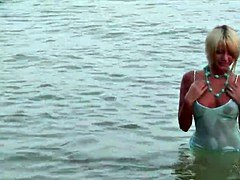 Babe, Blond, Naken, Utendørs, Offentlig, Våt