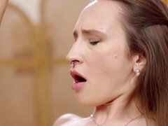 Rumpa, Avsugning, Brunett, Sperma shot, Långt ner i halsen, Doggystyle, Hd, Tatuering