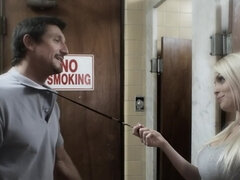 Américain, Noire, Blonde, Bâillonner, Piercing, Cheveux courts, Tatouage