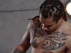 Noire, Sucer une bite, Noir ébène, Homosexuelle, Branlette thaïlandaise, Muscle, Suçant, Tatouage