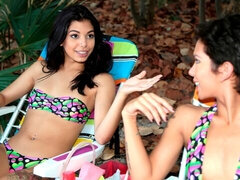 Sucer une bite, 2 femmes 1 homme, Doigter, Fille latino, Léchez, Chatte, Maigrichonne, Plan cul à trois