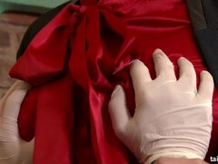 Blondine, Påklædt sex, Give finger, Briller, Hårdt, Nøgen, Satin, Strømper