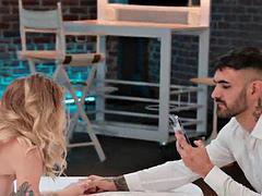 Duży kutas, Czarny, Blondynka, Obciąganie, Ciemna karnacja, Wielorasowy, Lizanie, Bielizna