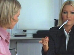 Stora tuttar, Blondin, Fingering, Kysser, Slick, Onani, Strippning, Tuttar