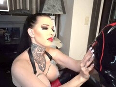 Stiefel, Weibliche domination, Handjob, Leder, Lecken, Tätowierung, Titten