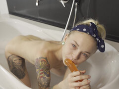 18 ans, Amateur, Salle de bains, Blonde, Femelle, Solo, Tatouage, Nénés
