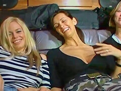 フェラチオ, 車, Hd, レズビアン, 淫乱熟女, 母, 三人, オッパイの