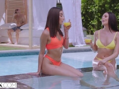 18 ans, Grosse bite, Éjaculation interne, En levrette, 2 femmes 1 homme, Léchez, Rousse roux, Chevaucher
