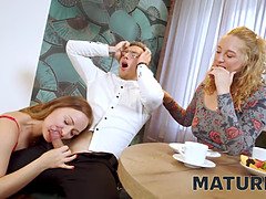 Blondine, Geile alte tussi, Frau frau mann, Hd, Reif, Milf, Stiefmutter, Flotter dreier