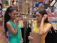 Babe, Velik kurac, Fafanje, Rjavolaska, Medrasni seks, Pornozvezde, Trojček, Joške