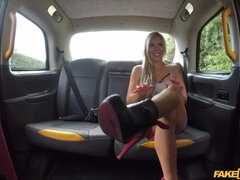 Mulher linda e grande, Bundão, Peitos grandes, Boquete, Punheta, Mãe gostosa, Ao ar livre cartaz de rua outdoor, Descascar