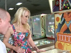 Amerikansk, Stora tuttar, Blondin, Avsugning, Snopp, Ansiktsbehandling, Kort hår, Tatuering