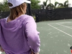 Amatéři, Blondýna, Kuřba, Na pejska, Venku, Piercing, Vyholené, Tetování