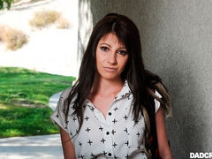 Sucer une bite, Brunette brune, Branlette thaïlandaise, Piercing, Pov, Rasée, Adolescente