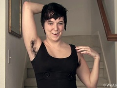 Rumpe, Brunette, Hårete, Onani, Brystvorter, Hovne nippler, Tattovering