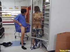 Aufs gesicht abspritzen, Handjob, Latina, Milf, Muschi, Realität, Kurzes haar, Tätowierung