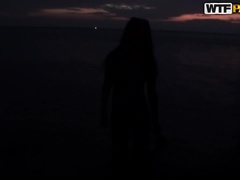 Brunetka, Na veřejnosti