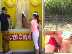 Rit, V ozadju, Rjavolaska, Naravne joške, Resničnost, Igrače