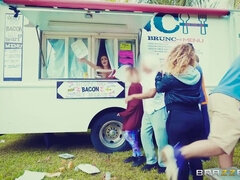 Блондинки, Натуральные сиськи, Реалити, Молоденькие