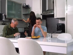 Babe, Pik sutte, Brunette, Sædskud, Komme på ansigtet, Kvinde, Håndjob, Hustru