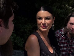 Gros cul, Grosse bite, Gros seins, Sucer une bite, En levrette, 2 femmes 1 homme, De plein air, Adolescente