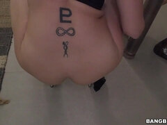 Stor stjärt, Stor kuk, Avsugning, Doggystyle, Milf, Naturliga tuttar, Pov, Tuttar