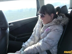 Sucer une bite, Petit ami, Brunette brune, Voiture, En levrette, Branlette thaïlandaise, Réalité, Nénés